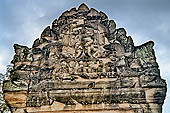 Angkor - Banteay Samre, West Gopura of the second enclosure, east (inner) side, fronton with Vishnou holding two asuras by the chignon (the battle of Lanka).